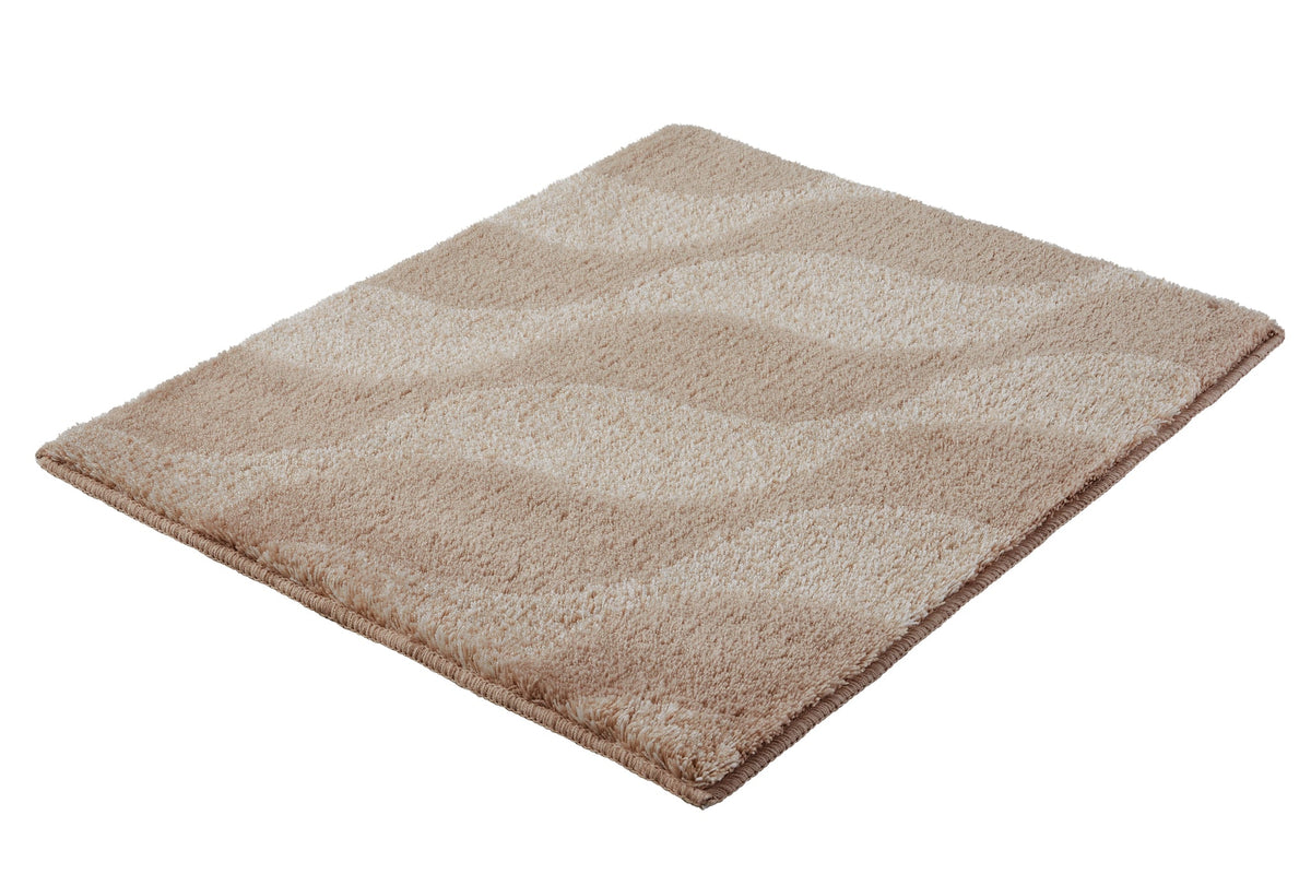 Beiger rechteckiger Badematte mit hellen Wellenstreifen aus Hochflor