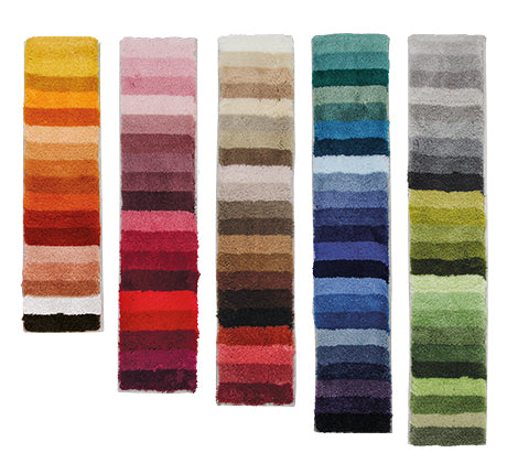 Farbmusterstreifen des Badteppichs Kleine Wolke Creativo in abgestuften Tönen nebeneinander angeordnet.
