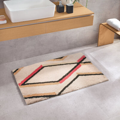 Gemusterter Badteppich vor Waschtisch in modernem Badezimmer.