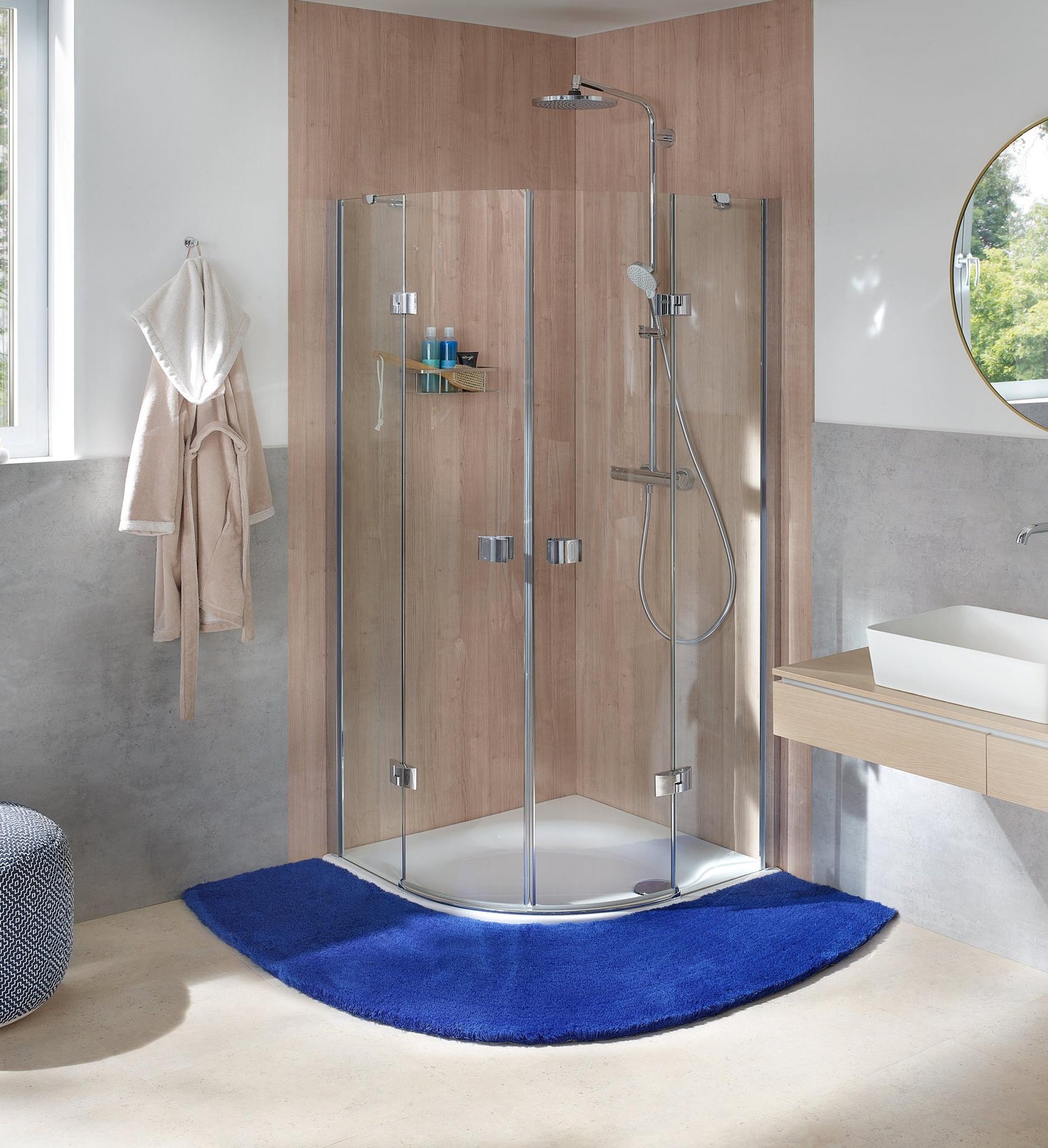 Eckdusche mit Glaswänden, Regendusche und blauem Badteppich im Bad