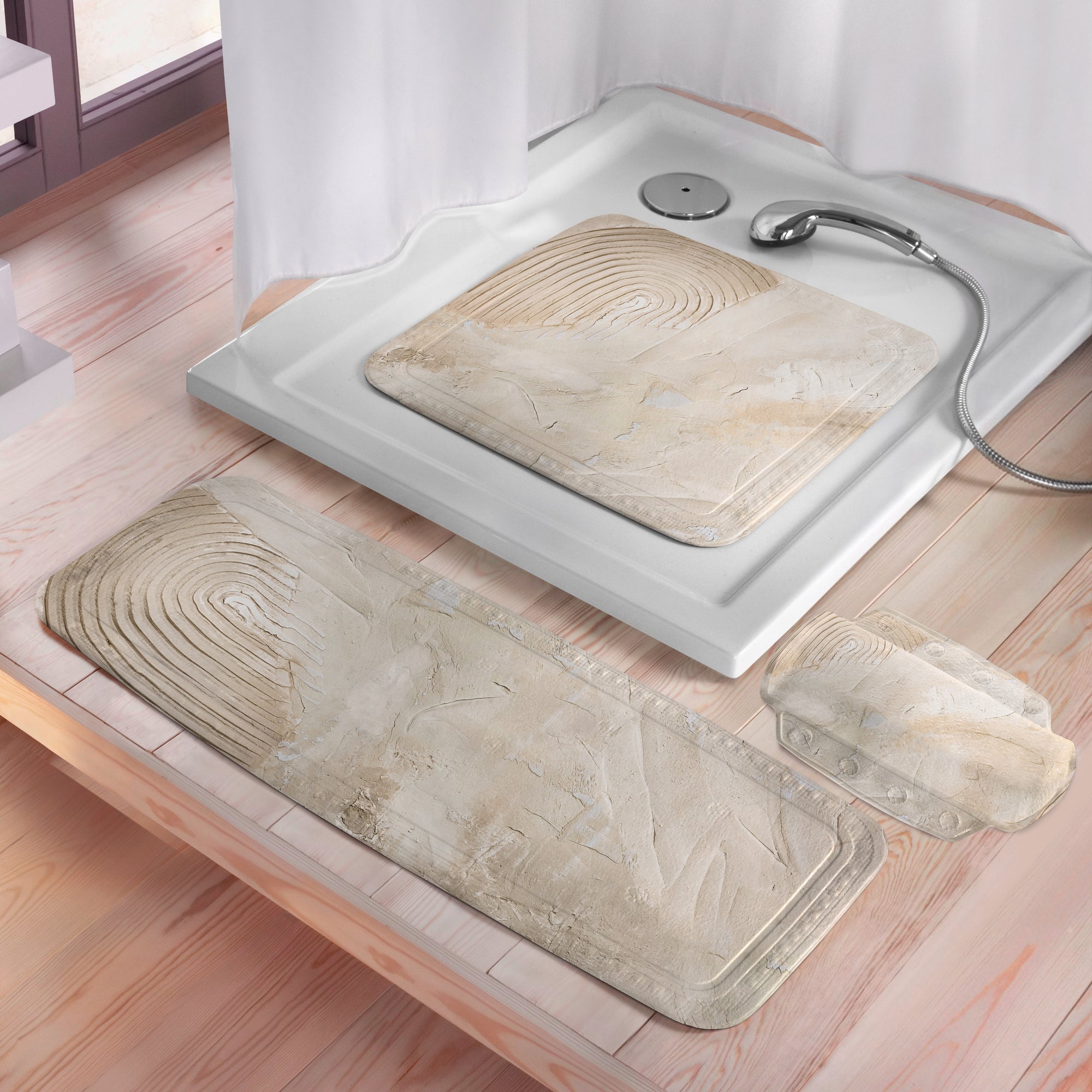 Beige Kleine Wolke Sicherheitseinlagen mit Strukturmuster liegen in Dusche und auf hellem Holzboden.