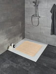 Beige Antirutsch-Badewannenmatte auf weißer Duschwanne im Bad mit Dusche