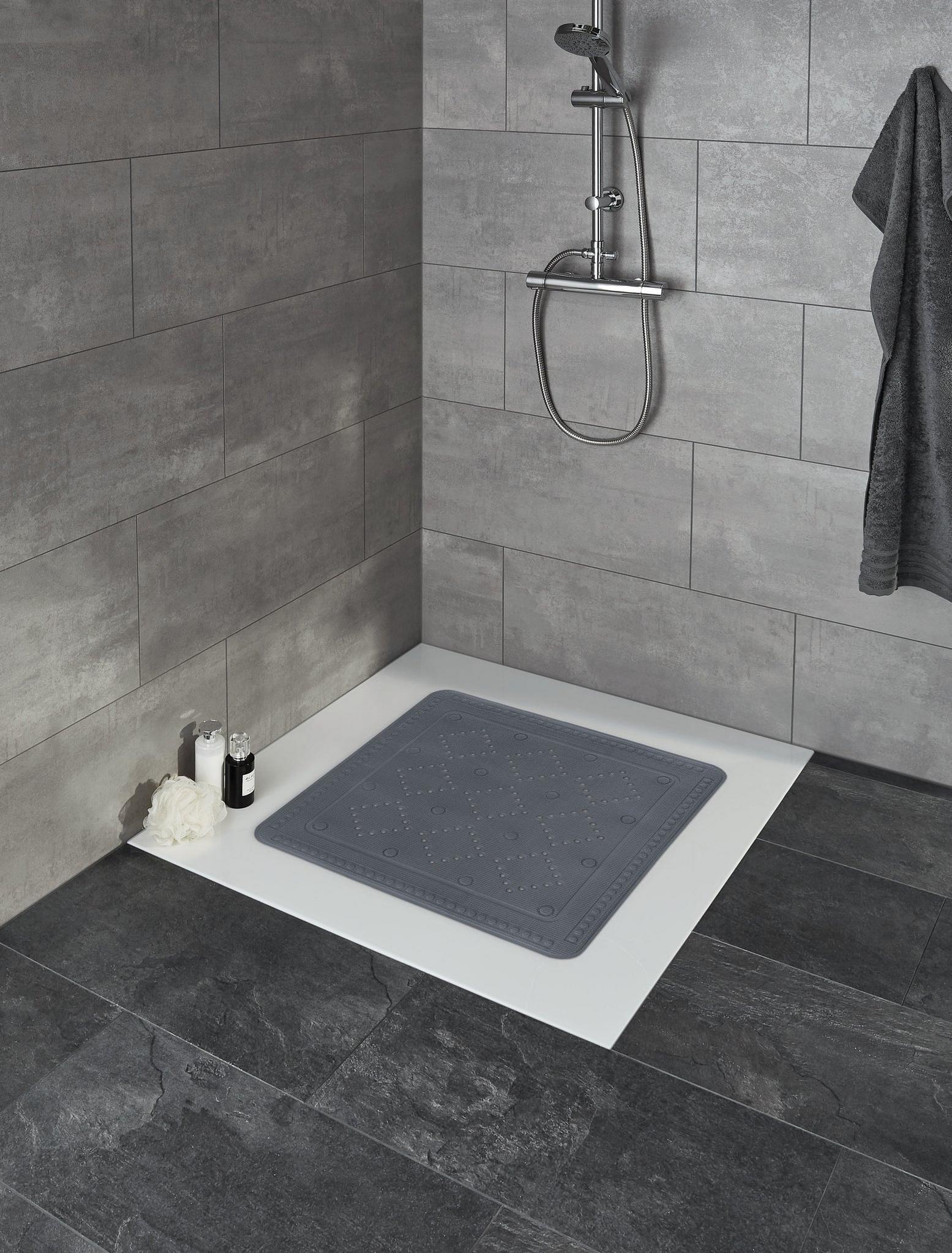 Graue Antirutsch-Badematte in moderner Eckdusche mit Fliesenboden