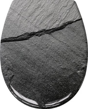 Schwarzer WC-Sitz mit naturgetreuer Schiefer-Oberfläche in Steinoptik