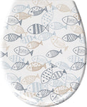 WC-Sitz aus Weiß mit blau-beigen Fischmotiven in verschiedenen Mustern darauf