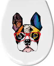 WC-Sitz mit bunter Bulldogge und roter Brille auf weißem WC-Deckel