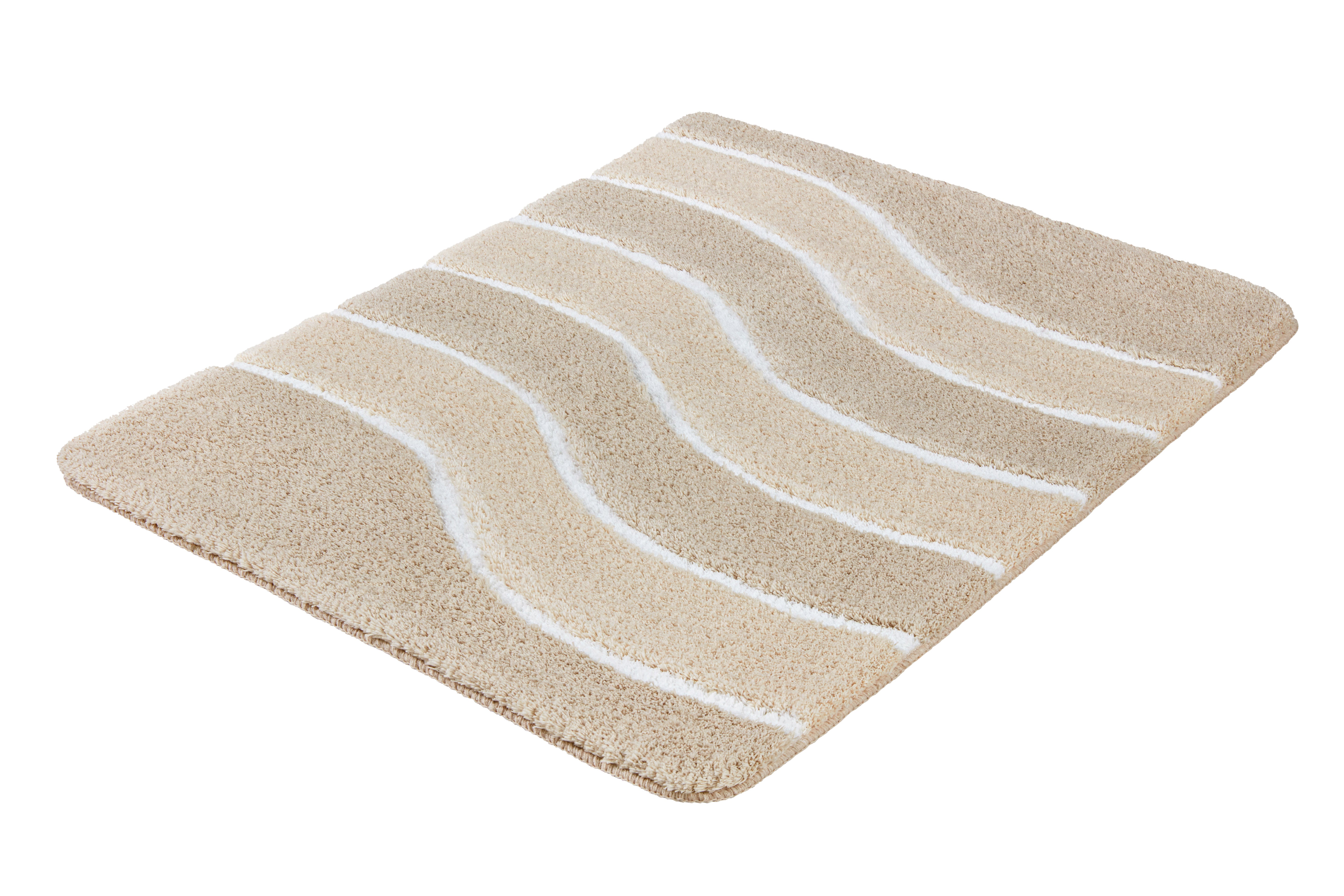 Eine beige Hochflor-Badematte mit weißen Streifen liegt auf weißem Grund.