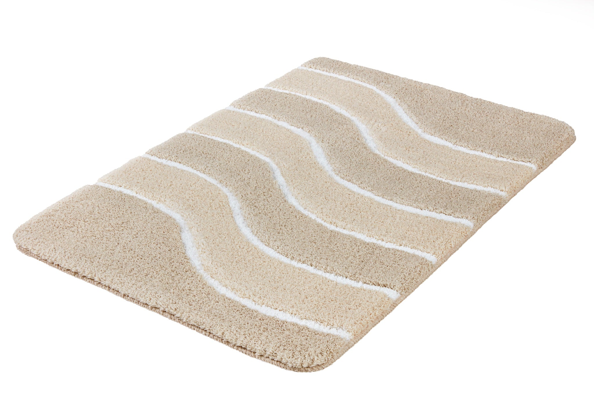 Beiger Hochflor-Badteppich mit weißen Wellenlinien auf weißem Hintergrund.