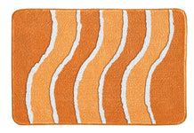 Orange Badematte mit weißen und hellorangen wellenförmigen Streifen