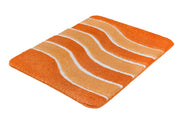 Orangefarbener Hochflor-Badteppich mit weißen Wellenlinien.
