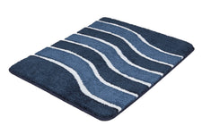 Blauer Badteppich mit weißen Wellenstreifen.