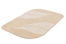 Beige Badematte mit weißem Wellenmuster.