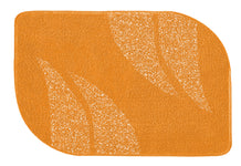 Orangefarbige Badematte mit abstraktem Blattmuster und Rundungen