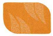 Orangefarbige Badematte mit abstraktem Blattmuster und Rundungen