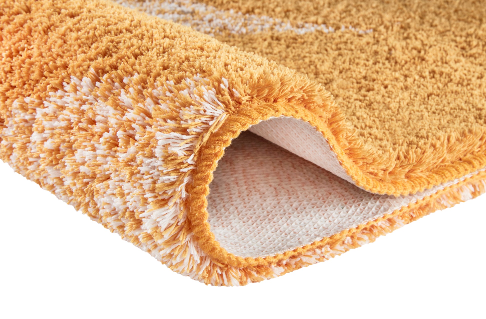 Orangefarbener Hochflor-Badteppich mit rutschfester Unterseite.