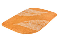 Orangefarbener Badteppich mit weißen Blattmotiven.