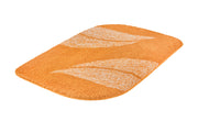 Orange Badematte mit weißem Muster in geschwungener Form.