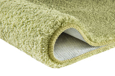 Hellgrüner Hochflor-Badteppich mit rutschfester Unterseite.