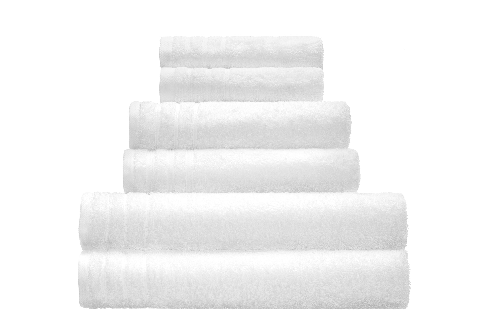 Frottier Handtuch ROYAL Schneeweiß 50x100 cm liegt gefaltet neben passenden Handtüchern.