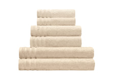 Gestapeltes Set aus beigen Frottee-Handtüchern in verschiedenen Größen