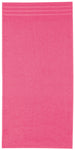 Einfarbiges pinkes Handtuch mit schmaler Bordüre auf weißem Hintergrund