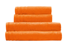 Vier orangefarbene Frottee-Handtücher in zwei Größen gestapelt