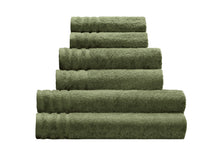 Gestapelte olivgrüne Hand- und Badetücher in verschiedenen Größen