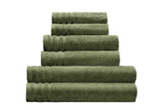 Gestapelte grüne Frottier Duschtücher ROYAL Forest, vorne das Duschtuch 70 x 140 cm.