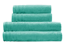 Gestapeltes Set flauschiger türkisfarbener Handtücher in zwei Größen