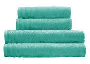 Türkises Frottier Duschtuch ROYAL 70 x 140 cm liegt gefaltet auf weiteren ROYAL Handtüchern.