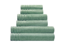 Gestapeltes Set aus sechs mintgrünen Frotteehandtüchern ohne Muster