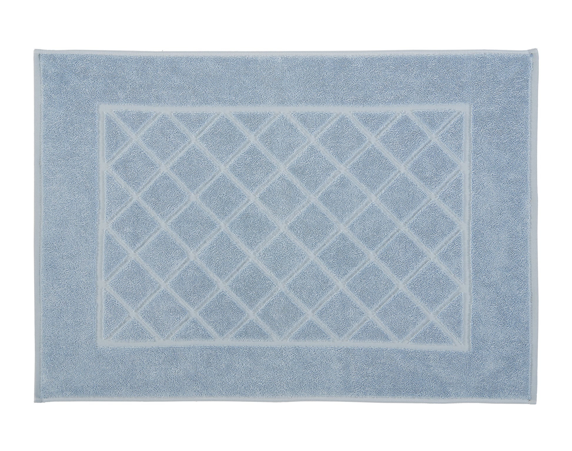 Hellblaue Badematte mit eingerahmtem Rautenmuster zentral angeordnet