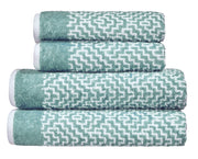 Gestapeltes Set türkisweiß gemusterter flauschiger Hand- und Badetücher