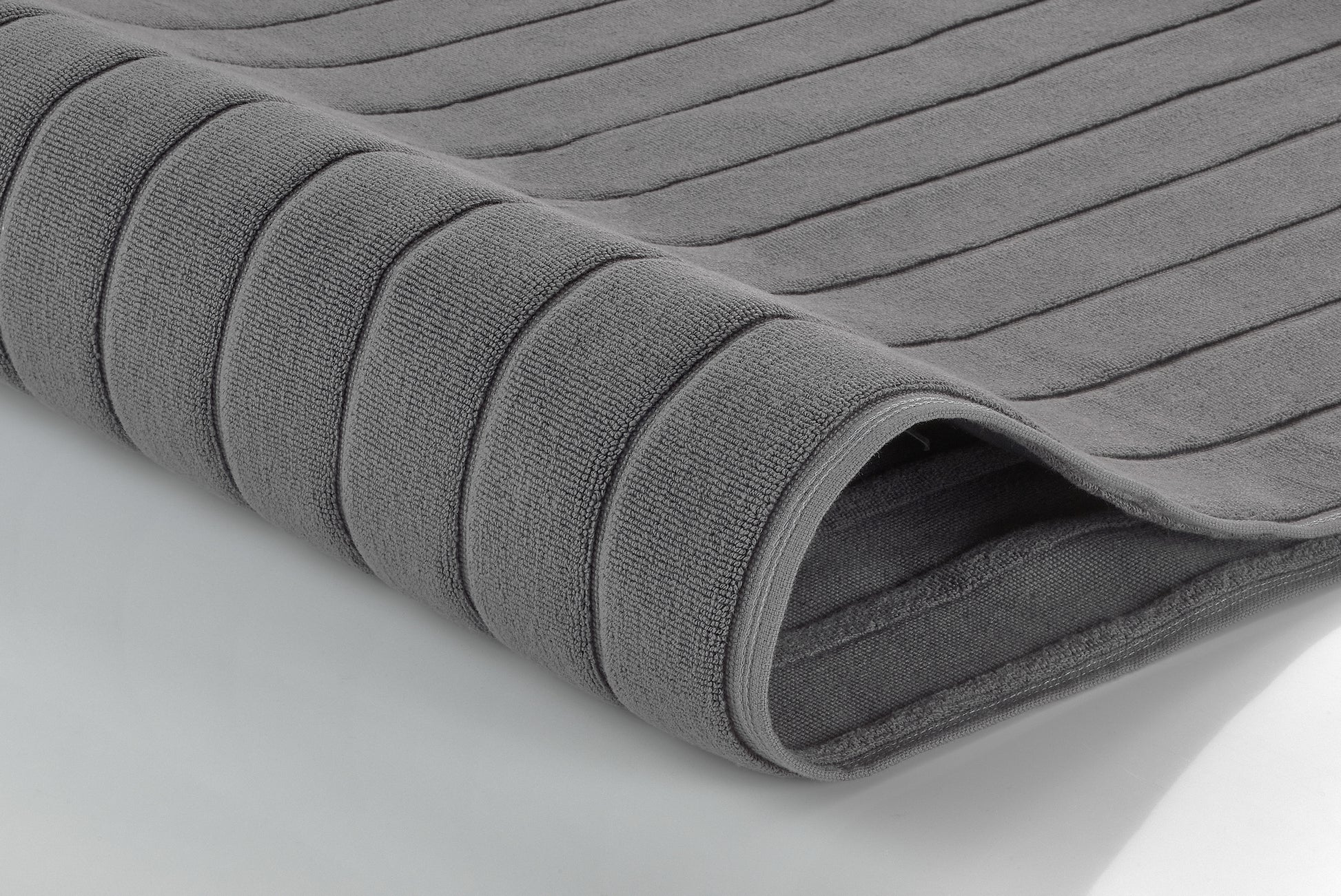 Gefaltetes graues Handtuch mit breiten, strukturierten Streifen