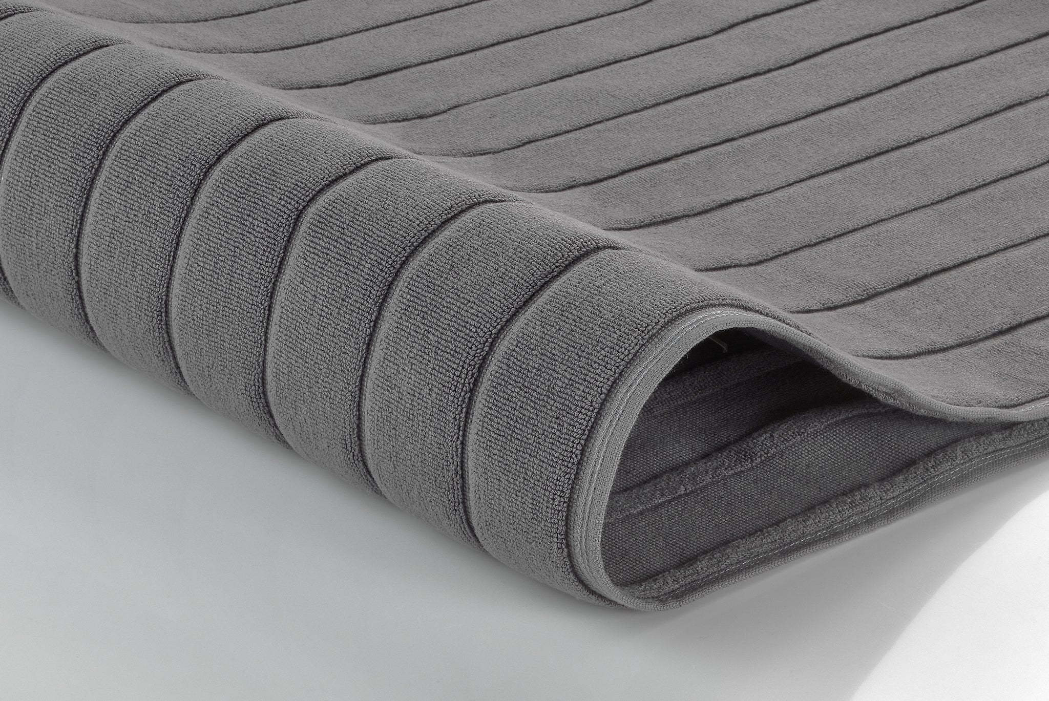 Gefaltetes graues Handtuch mit breiten, strukturierten Streifen