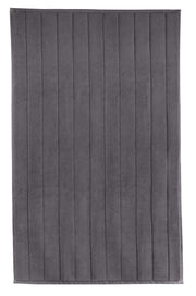 Graue rechteckige Badematte mit längs verlaufenden Streifenstruktur