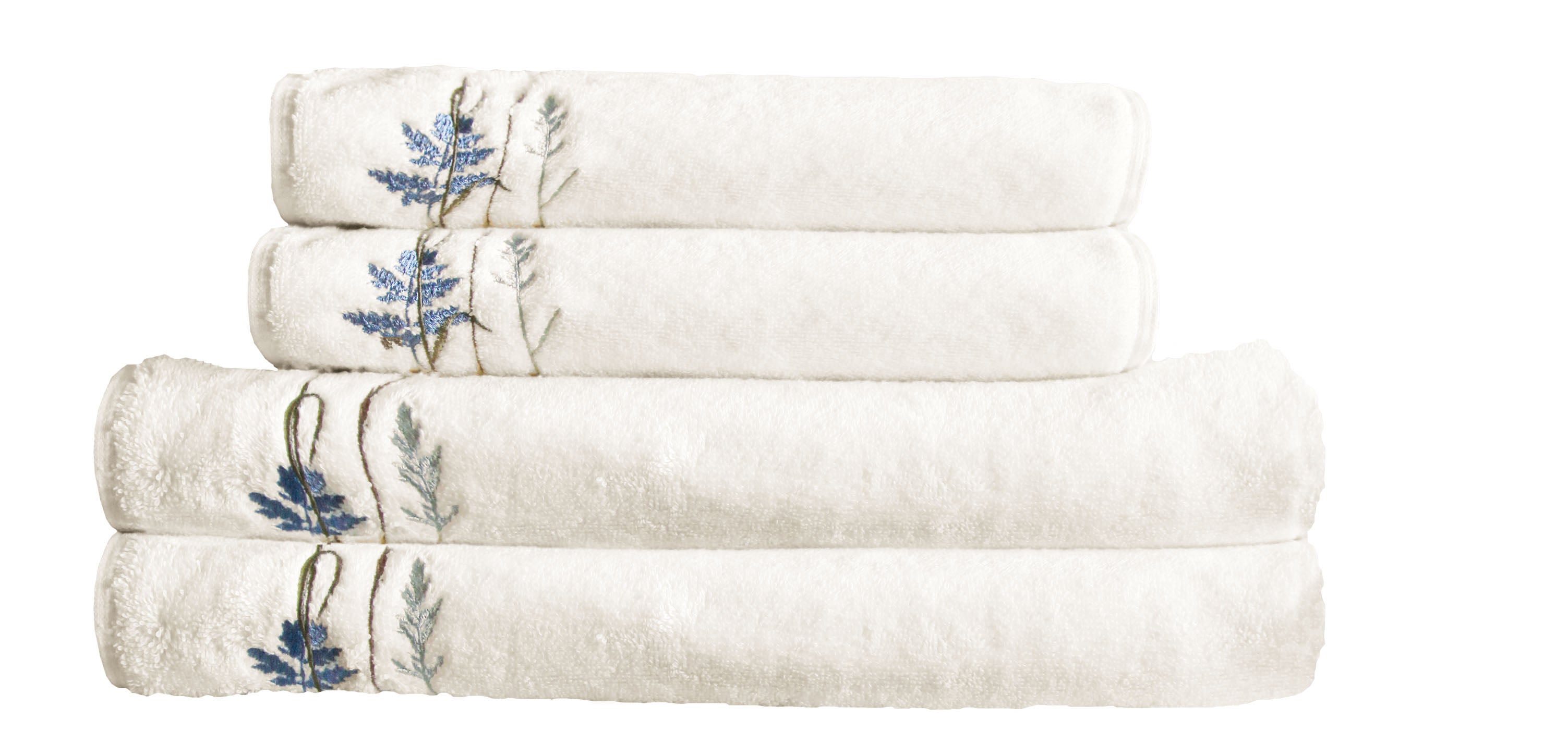 Vier weiße Frotteehandtücher mit blauer Blumenstickerei gestapelt
