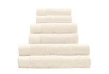 Sechs cremefarbene Handtücher in Pyramidenform aufeinander gestapelt