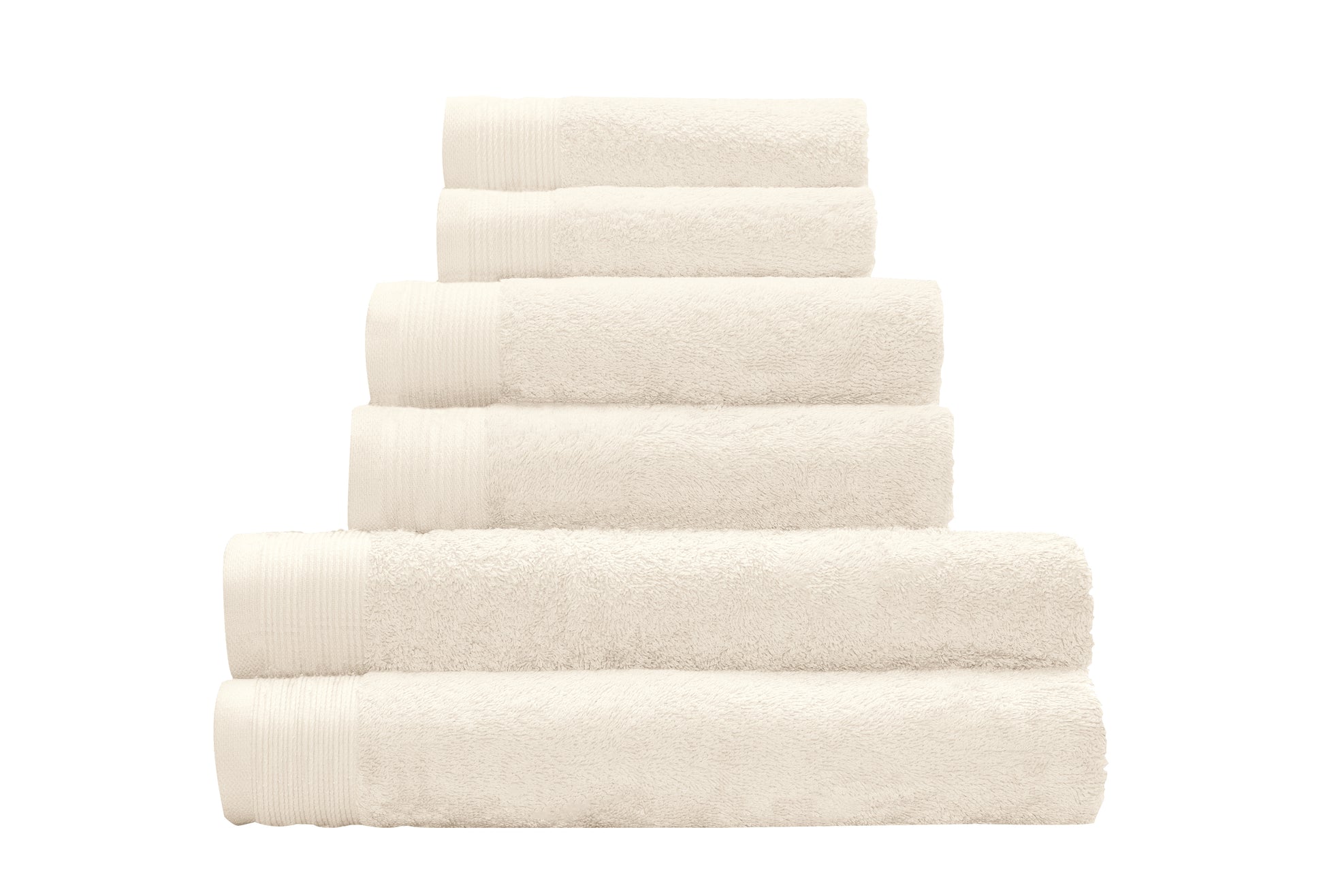 Sechs cremefarbene Handtücher in Pyramidenform aufeinander gestapelt