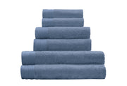ordentlich gestapelte blaue Hand- und Badetücher in verschiedenen Größen