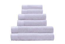 Gestapeltes sechsteiliges Set weißer Frottee-Handtücher, sauber gestapelt