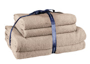 Das Frottier-Set CHILL taupe, 4-teilig, ist mit einem Schleifenband gebunden.