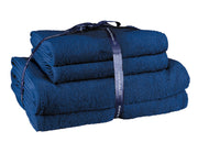 Gefaltetes Frottier-Set CHILL in Atlantikblau mit vier Hand- und Duschtüchern, mit Band gebunden.