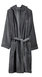 Grauer Bademantel mit Kapuze, Bindegürtel und zwei aufgesetzten Taschen