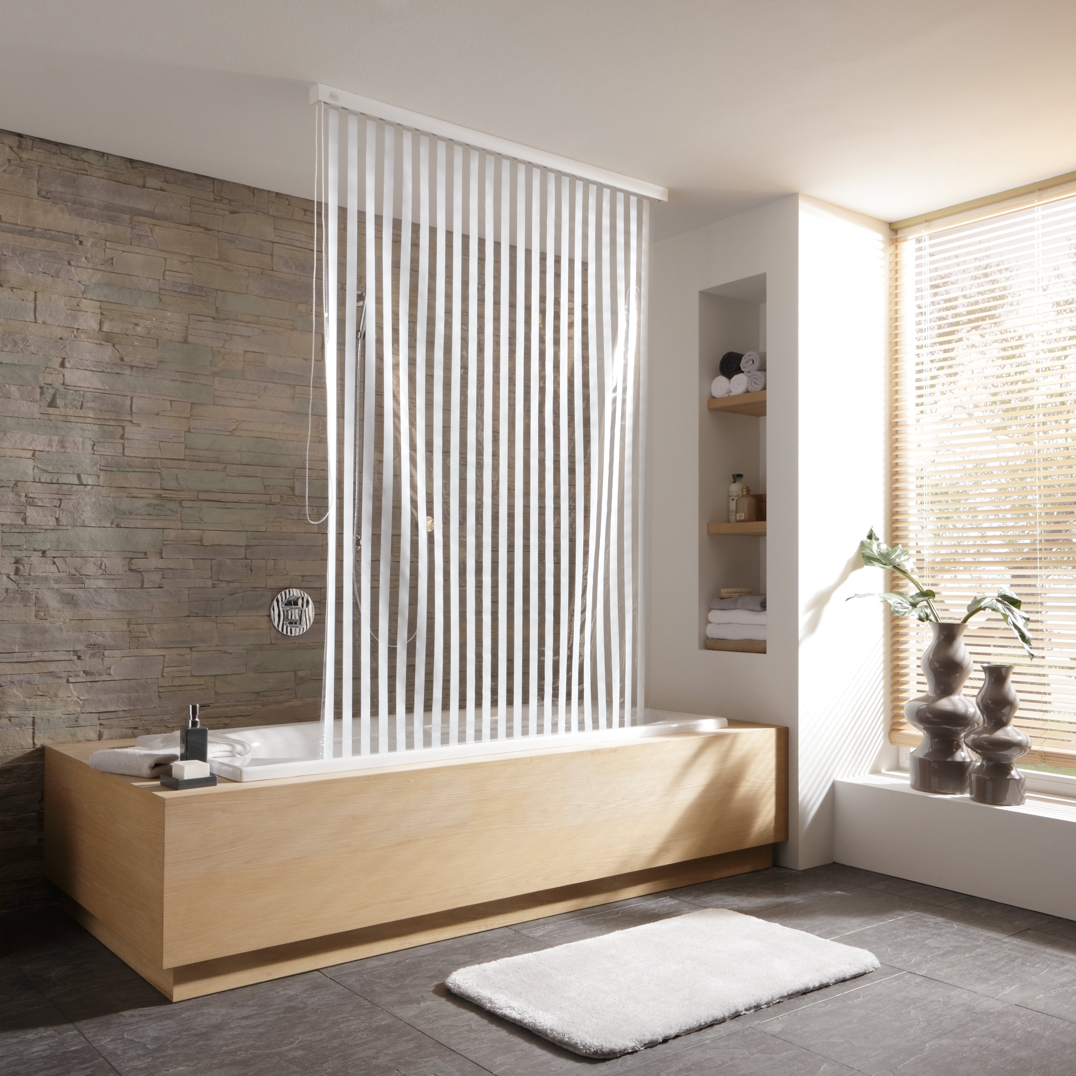 Moderne Badewanne aus Holz mit weißem Duschvorhang und Deko im Bad