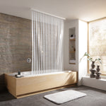 Moderne Badewanne aus Holz mit weißem Duschvorhang und Deko im Bad