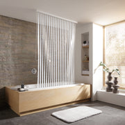 Weiß gestreifter Duschvorhang für Duschrollo-Leerkassette an Badewanne in modernem Badezimmer.