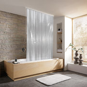 Duschvorhang Milky 128 x 240 cm in Leerkassette an Badewanne in modernem Badezimmer.