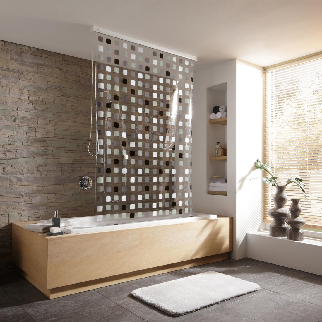 Moderne Badewanne mit Duschvorhang in hellem, stilvollem Badezimmer
