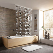 Grauer Duschvorhang für Duschrollo-Leerkassette 128 x 240 cm an Badewanne in modernem Badezimmer.